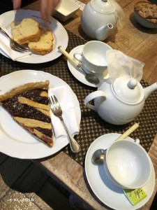 Ein Tisch mit Tee und Kuchen