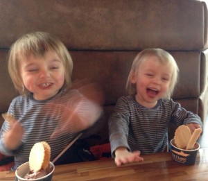 Leo und Emil beim Eis essen