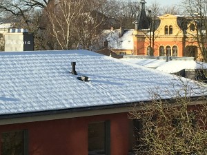 Häuser bei Sonnenschein im Schnee