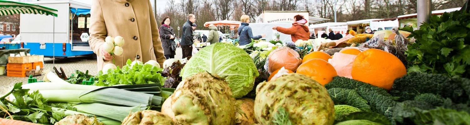 Gemüseeinkauf auf dem Wochenmarkt