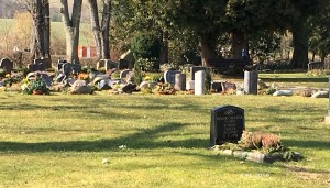 Friedhof mit Gräbern