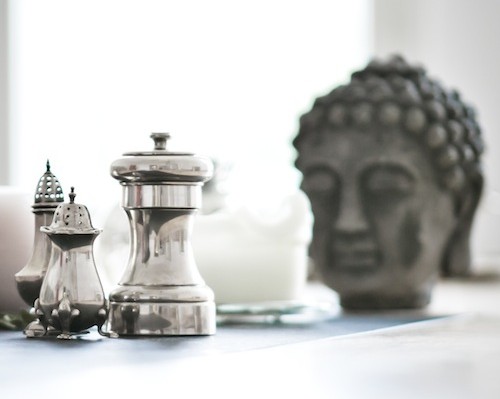 Tisch mit Buddhakopf, Salz und Pfeffer