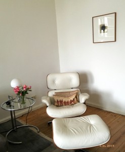 ein Eames Sessel mit einem Eileen Greytisch und einer Wagenfeld Leuchte