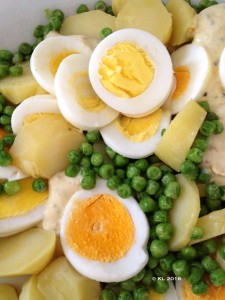 Eiersalat mit Erbsen und Kartoffeln