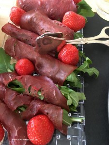 Bresaola mit Rauke und Erdbeeren