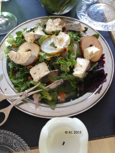 Ein Teller mit Salat und Birnen