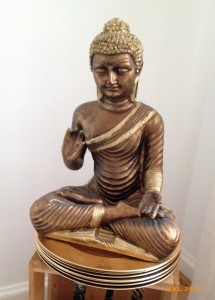 sitzender goldener Buddha