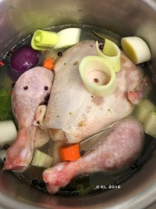 Ein Huhn mit Gemüse im Topf