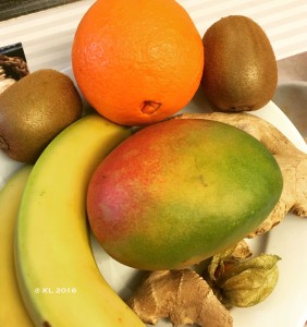 Teller mit Bananen, Mango und Kiwi