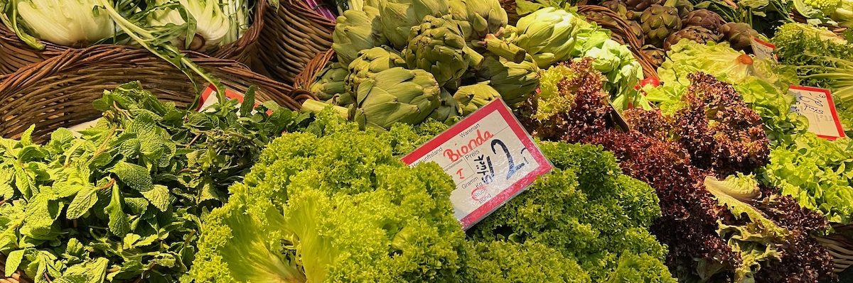 Grüne Salate auf einem Wochenmarkt